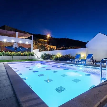 Luxury Ordulj With 2 Heated Pools,12-16 Pax *