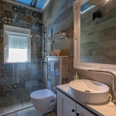 Villa Luxury Ordulj With 2 Heated Pools,12-16 Pax Srinjine