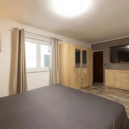 Luxury Ordulj With 2 Heated Pools,12-16 Pax